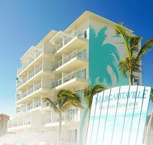 Edificio del resort Margaritaville Island Reserve con palmeras