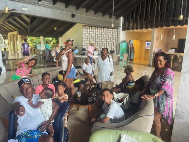 Familia de clientes descansando en el lobby del Grand Palladium Punta Cana