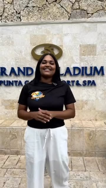 Integrante del equipo de SG Vacations RD frente a la entrada del Grand Palladium