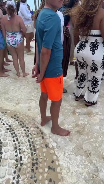 Grupo de clientes en la playa de un resort