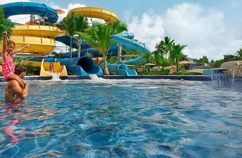 Piscina con toboganes en un resort de La Romana