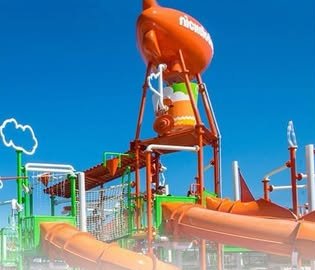 Parque acuático con toboganes naranjas en Nickelodeon Punta Cana